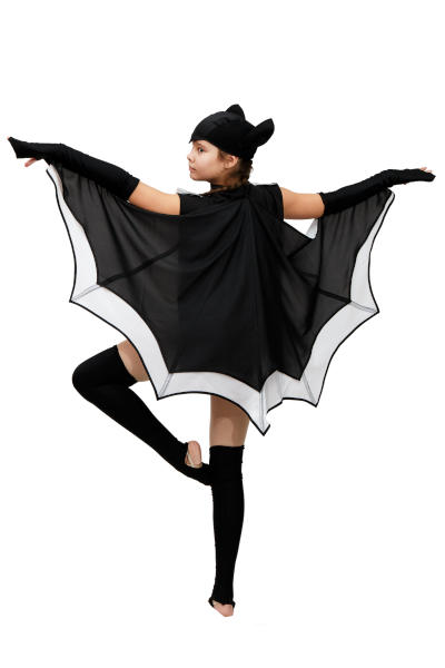 Девочка танцует в костюме летучей мыши
